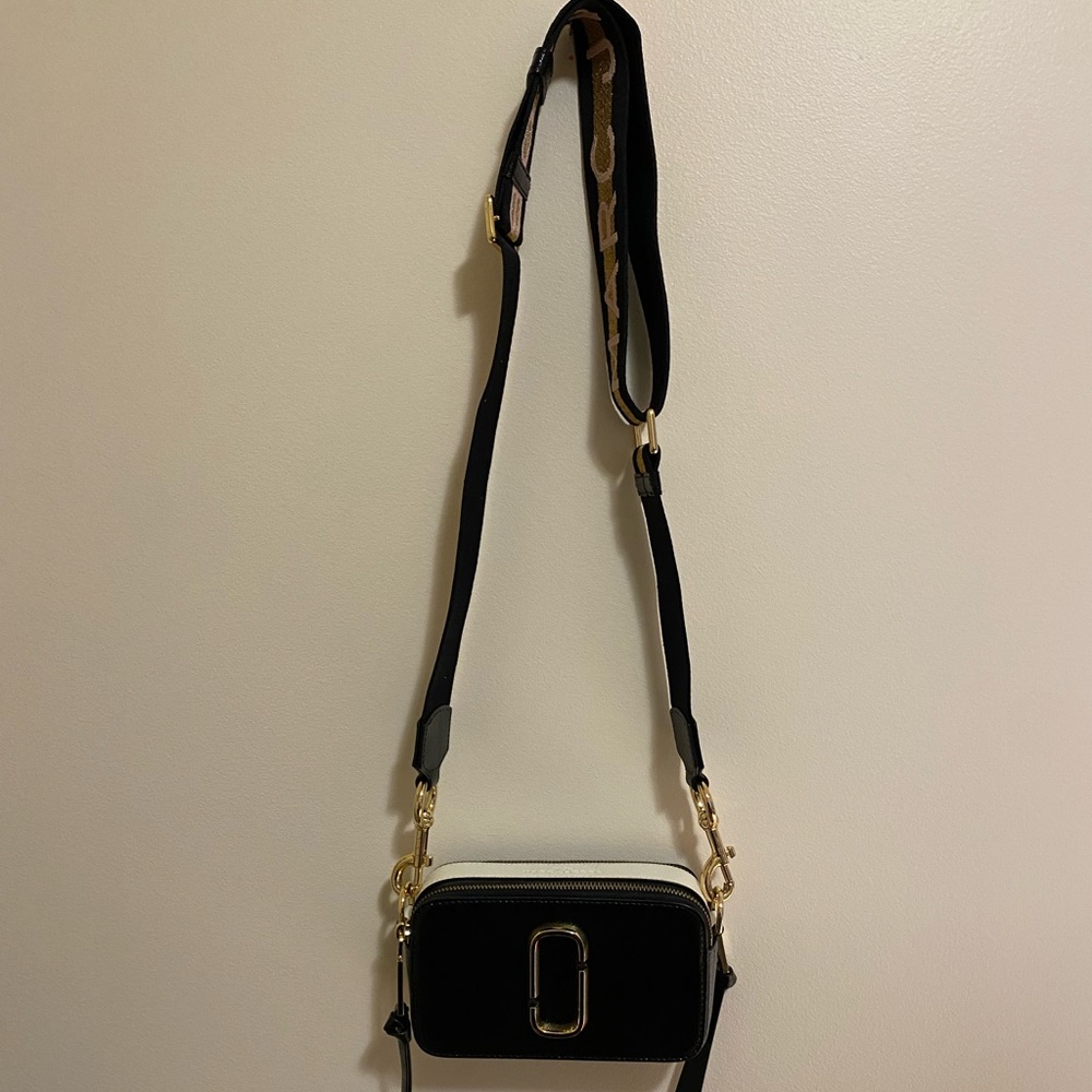 Marc Jacobs Black Camera Crossbody Bag with Gold Hardware and Branded Strap - Picture 7 of 14